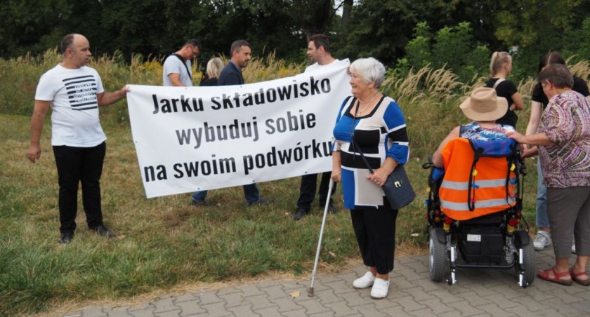 Nie chcą u siebie wysypiska śmieci. Skarga mieszkańców ulicy Zgody trafi do prezydenta. Komisja podjęła decyzję
