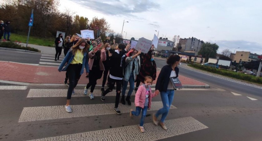 Aulich: Kobiety to siła. Rodzicie dzieci, więc potraficie przenosić góry [Komentarz]