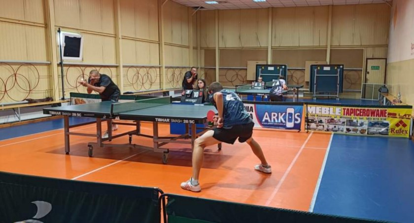 Dwie wygrane tenisistów UMLKS Radomsko w III i V lidze. Zagrali u siebie, w sali MOSiR-u przy ulicy Kościuszki 