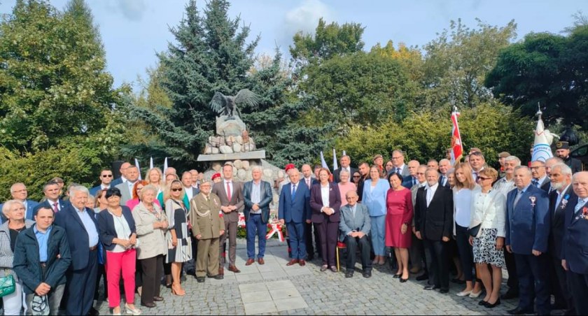 78. rocznica utworzenia Konspiracyjnego Wojska Polskiego. Najpierw msza święta, potem składnie kwiatów pod pomnikiem 