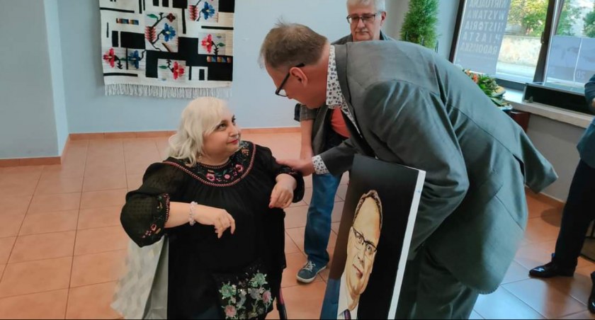 Radomszczanka Justyna Ciupińska sportretowała radomszczańskich VIP-ów. W galerii Muzeum Regionalnego odbył się wernisaż jej wystawy 