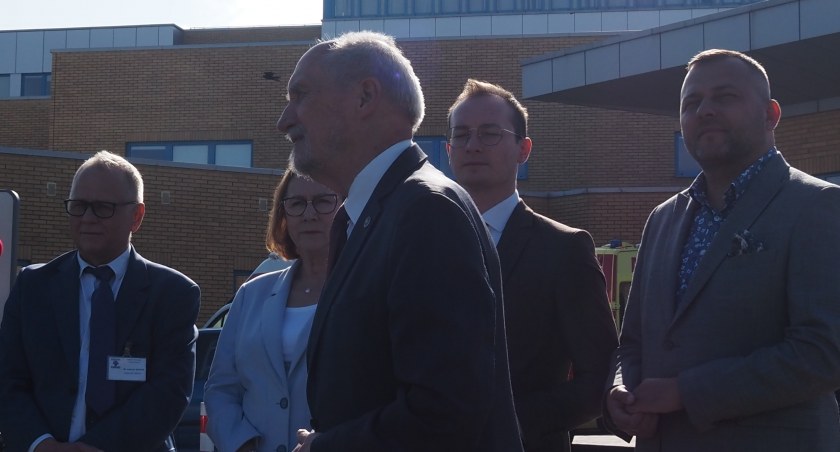 [WIDEO] Poseł Antoni Macierewicz i posłanka Anna Milczanowska informują o dofinansowaniu dla szpitala. Będzie nowy sprzęt