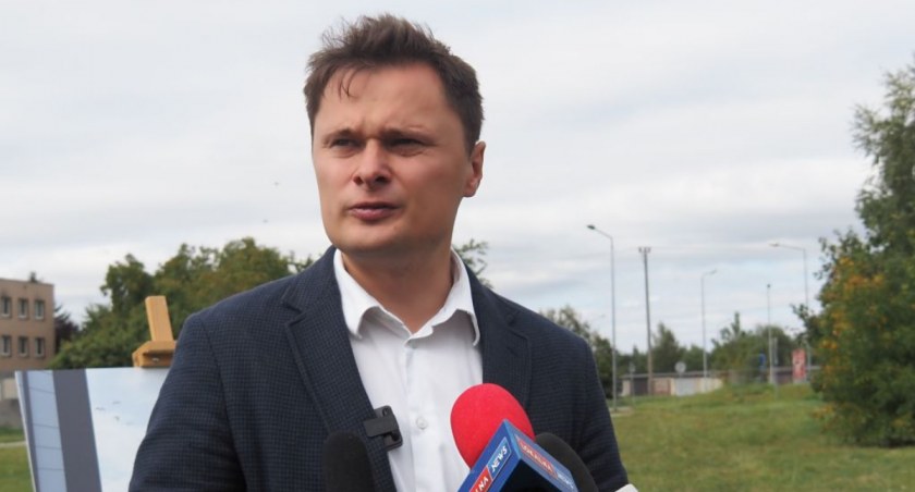 Wiceminister Krzysztof Ciecióra: Tu na razie jest ściernisko, ale będą mieszkania. Budujemy je w ramach funduszu SIM