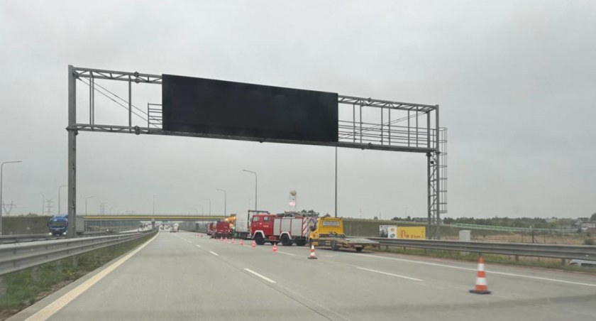 Zderzenie dwóch samochodów ciężarowych na autostradzie A1. Z jednego z nich wyciekł olej. Plama miała cztery kilometry