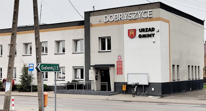 Radna bezprawnie zarabia w gminie, wójt nie widzi problemu. Czyli ustawa antykorupcyjna sobie, życie sobie [Dobryszyce]