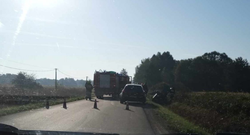 Na drodze między Gowarzowem a Pławnem dachował samochód. 50-latkę oślepiło słońce