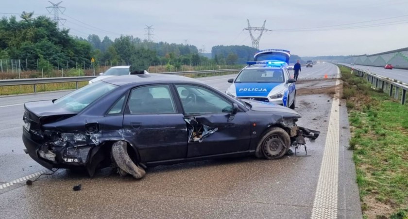 Autostrada A1. 19-letni kierowca audi wjechał w bariery energochłonne. Jechał z pasażerką