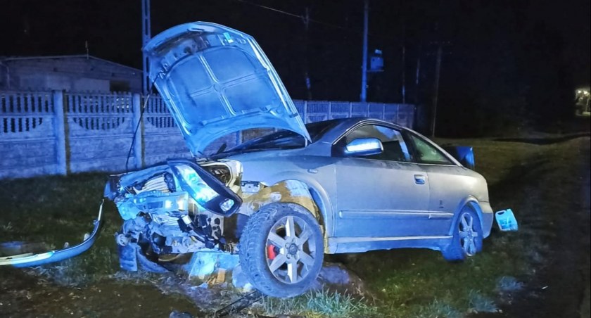 Pijany 54-latek wjechał do rowu i uderzył w mostek. Stanie przed sądem. Grozi mu do 2 lat więzienia