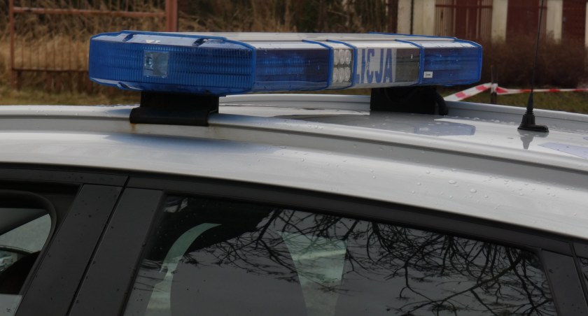 Policjanci zatrzymali do kontroli fiata. Okazało się, że kierowca nie ma prawa jazdy. Odebrał mu je sąd