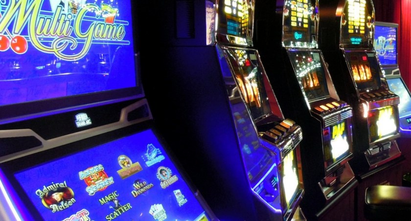 Przedbórz, ulica Konecka. Zamaskowany napastnik z nożem w ręku napadł na kobietę pracującą w salonie z automatami do gier