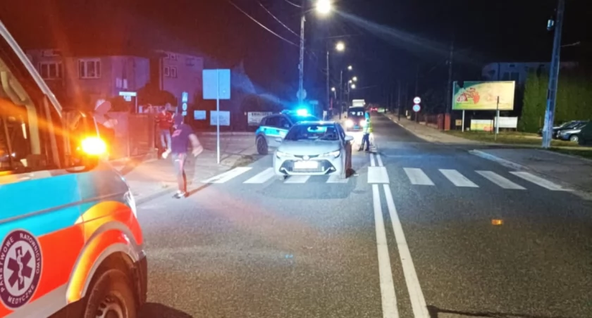 46-letni kierowca toyoty potrącił kobietę przechodzącą przez przejście dla pieszych. Kobieta została odwieziona do szpitala