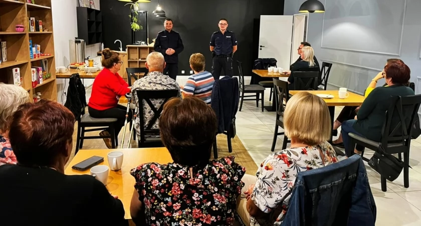 Policja rozmawia z seniorami i ostrzega. Bo starsze osoby wciąż dają się oszukać przestępcom