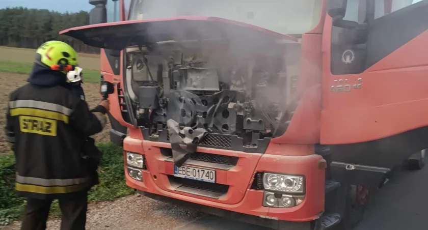 Na drodze wojewódzkiej między Żytnem a Silnicą zapalił się silnik ciężarówki. Na miejsce wysłano trzy jednostki straży
