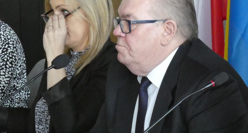 Przewodniczący Kubak: - Wniosek opozycji jest niewłaściwy, nie ma uchwały. Więcek: - Absurd. W takim razie złożymy wniosek o odwołanie przewodniczącego
