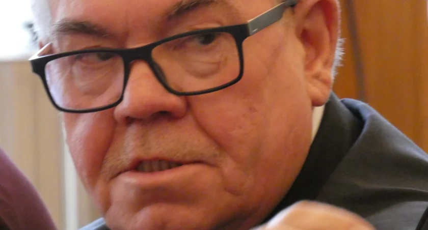 Radni składają wniosek o odwołanie przewodniczącego Tadeusza Kubaka: „Niepotrzebnie chodzi na pasku Ferenca”
