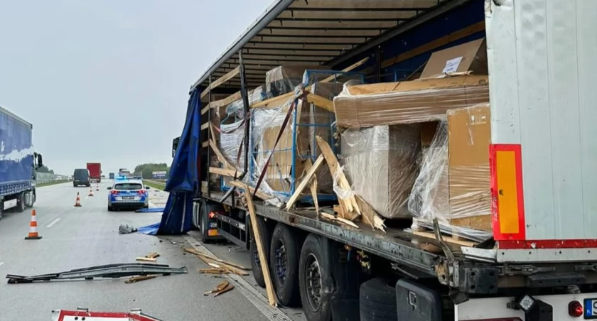 Autostrada A1. Jedna ciężarówka zahaczyła o inną, stojącą na pasie awaryjnym. Sprawca został ukarany mandatem
