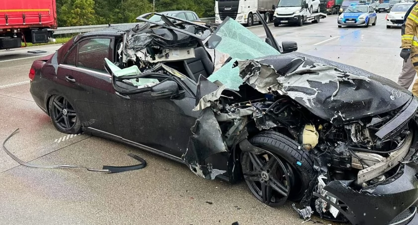 20-latek za kierownicą mercedesa nie wyhamował i wjechał w tył ciężarówki. Druga kolizja na autostradzie A1