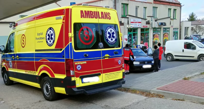 Karetka ze szpitala przyjeżdża, choć nie była wzywana. Okazuje się, że to żona wezwała męża, bo... miała stłuczkę