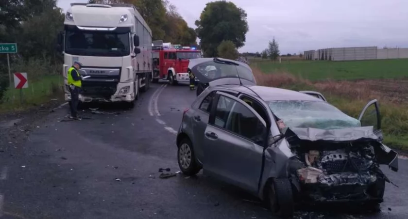 Tragiczny wypadek, nie żyją dwie osoby. Za kierownicą toyoty 61-latka, ciężarówką kierował 50-letni radomszczanin