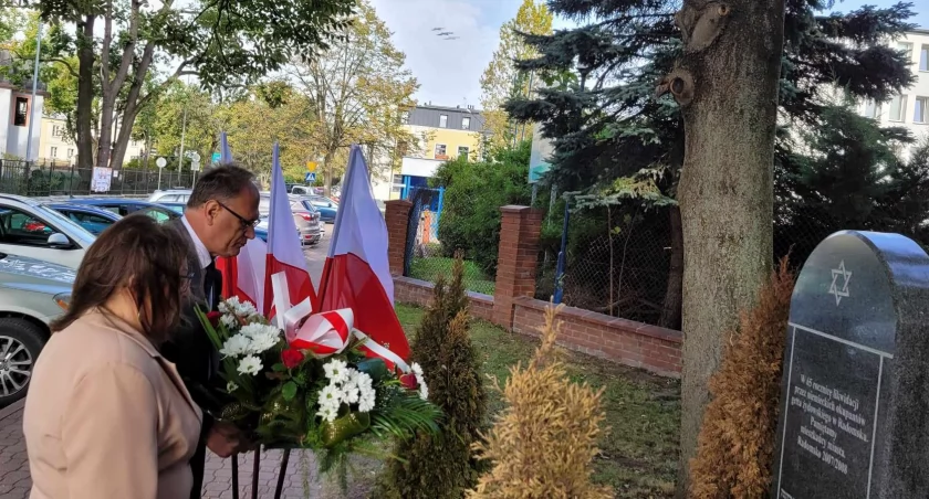 81. rocznicę likwidacji getta w Radomsku przedstawiciele miasta uczcili składając kwiaty pod macewą