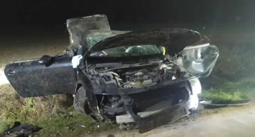 Wypadek w miejscowości Górki w gminie Gidle. Samochód dachował, kierowca został zabrany do szpitala 