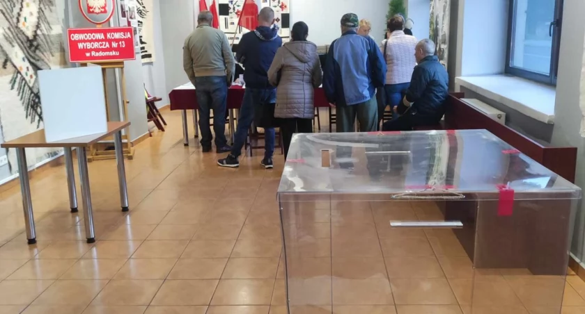 Wybory 2023: Pierwsi głosujący jeszcze przed godz. 7 pod lokalami wyborczymi