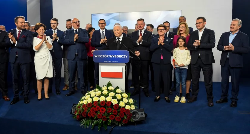 Jarosław Kaczyński dziękuje za zwycięstwo i czeka na oficjalne wyniki PKW. Donald Tusk ogłasza: - To koniec złych czasów