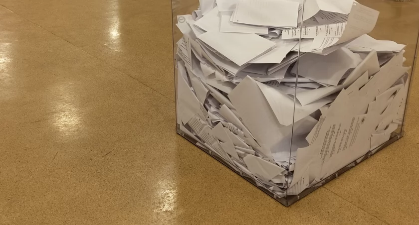 Ipsos podał wyniki sondażu late poll. Nieco różnią się od exit poll, ale to opozycja wciąż ma większość w nowym Sejmie