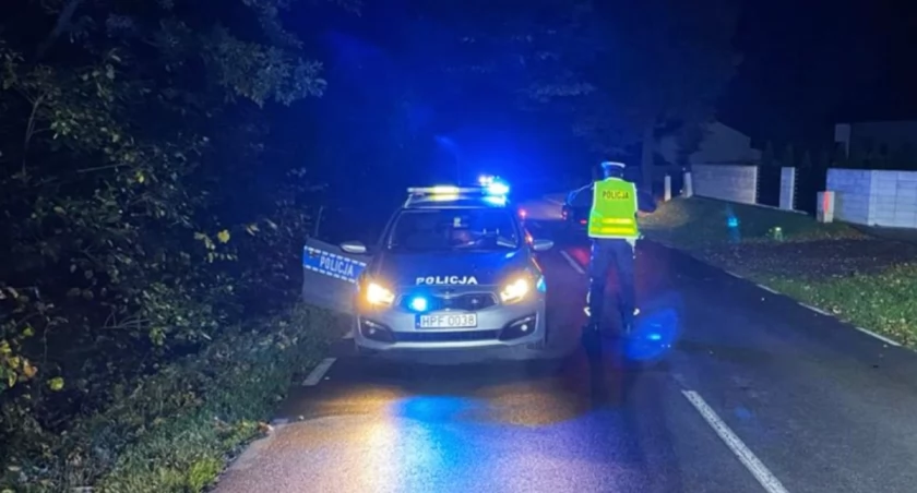 Tragiczny wypadek w Strzałkowie. 30-letni mężczyzna zginął pod kołami forda, którym kierował 53-latek
