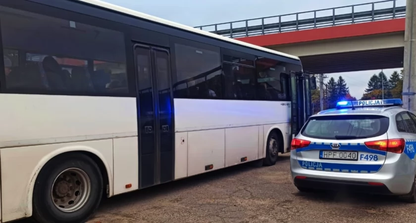 54-latek prowadził autobus po pijanemu. W alkomat wydmuchał prawie promil. Mężczyzna stracił prawo jazdy 