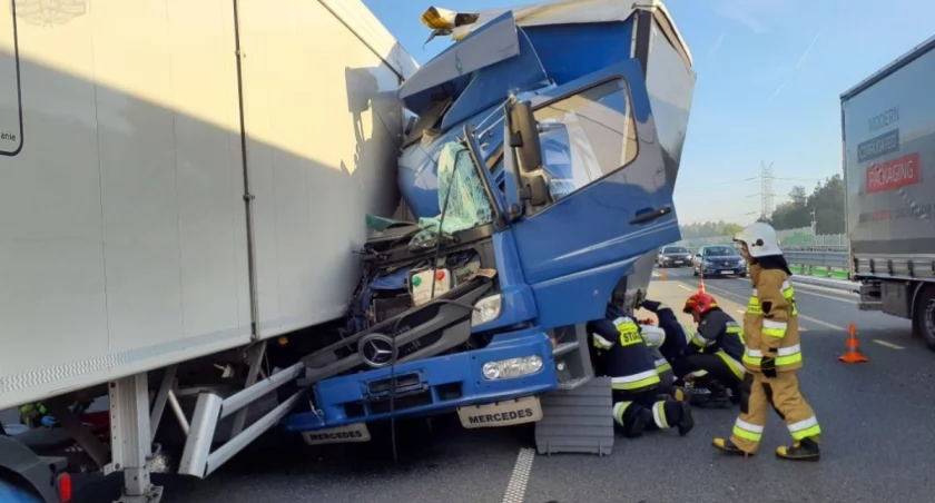 Uwaga! Na autostradzie A1 w kierunku Katowic zderzyły się dwa samochody ciężarowe. Na miejscu są służby ratunkowe
