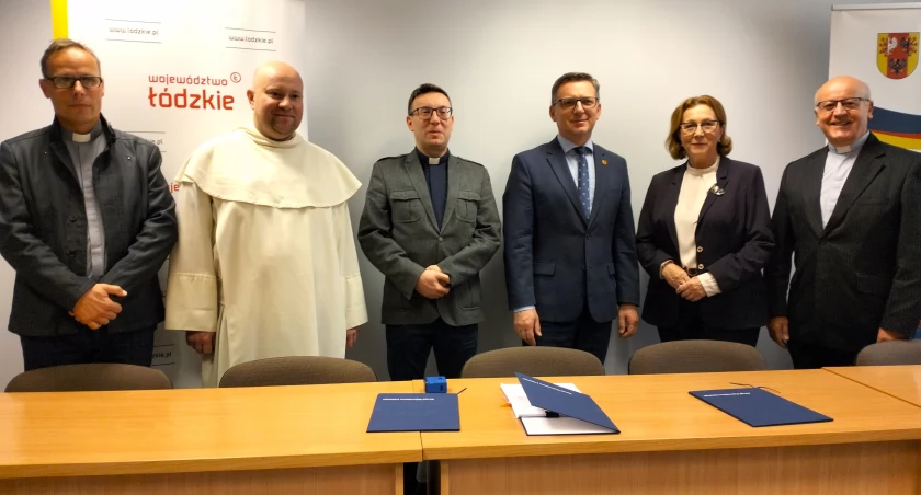 [WIDEO] Parafie z powiatu radomszczańskiego z dofinansowaniem na renowację obiektów. Wicemarszałek Ziemba podpisał umowy