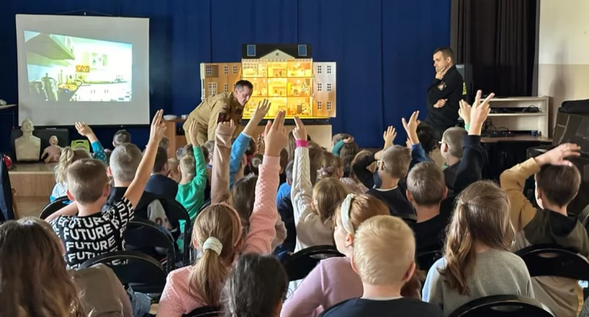 [WIDEO] Radomszczańscy strażacy odwiedzili uczniów w Radziechowicach i mieszkańców schroniska dla osób bezdomnych. Mówili o zagrożeniu, jakim jest czad