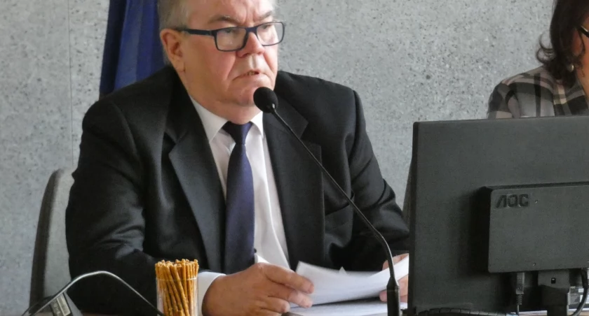 Opozycja domaga się odwołania przewodniczącego rady Kubaka. Oraz informacji o „obiektywnie nieprawdziwym