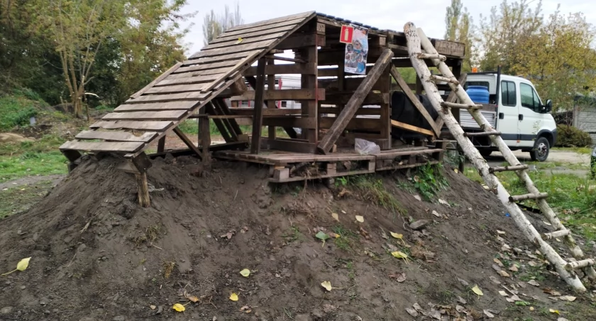 U zbiegu trzech ulic powstał drewniany skatepark. Wykonały je dzieci z okolicy. Bez żadnej pomocy
