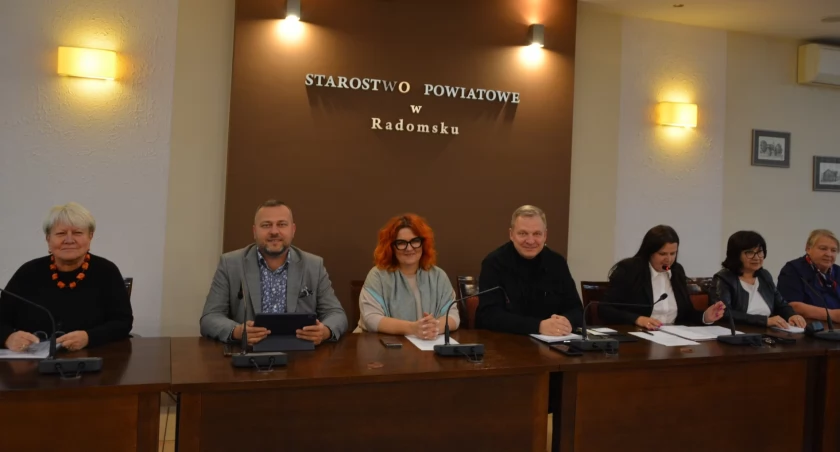 Była minuta ciszy dla bł. ks. Jerzego Popiełuszki, wyniki matur i egzaminu zawodowego oraz pieniądze na powiatową bibliotekę