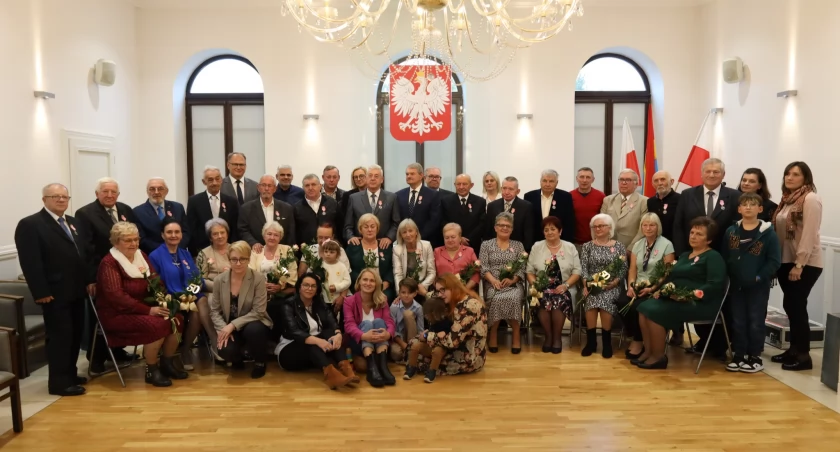 Czternaście par, które przeżyło ze sobą 50 lat, odebrało „Medale za Długoletnie Pożycie Małżeńskie”