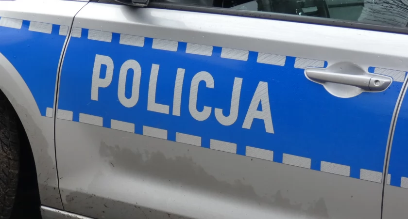 Rożny w gminie Dobryszyce. Volkswagen wypadł z drogi i uderzył w przepust. Policja zatrzymała 39-latka
