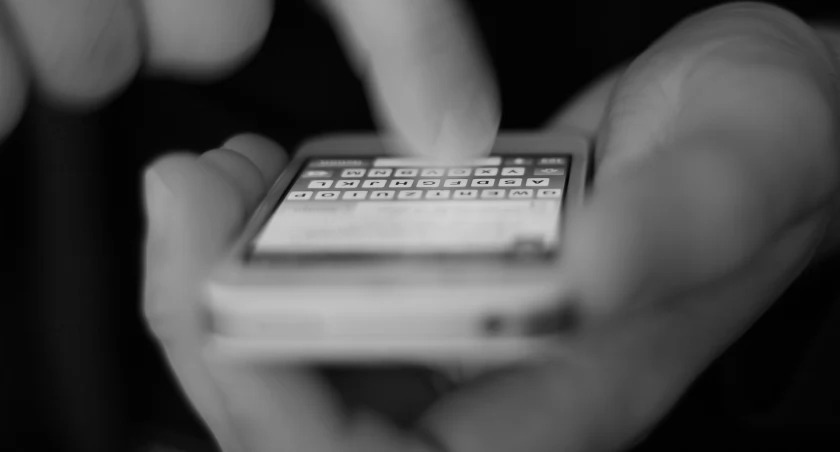 Mamo, utopiłam telefon w ubikacji! Radomszczanka oddała oszustom 4 tysiące złotych, bo myślała, że pomaga córce