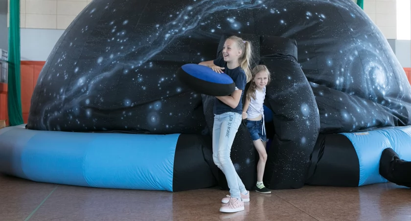 Planetobus z Centrum Nauki Kopernik będzie gościł w Zespole Szkolno-Przedszkolnym w Stobiecku Szlacheckim