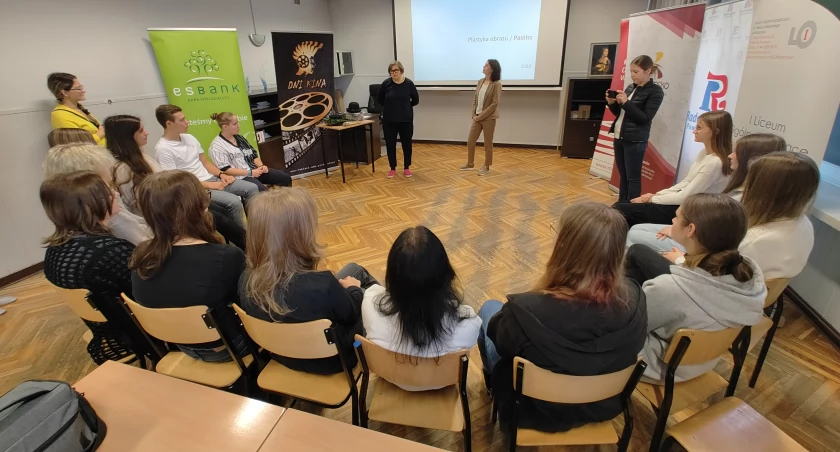 XVII Dni Kina. Warsztaty pastiszu kadrów filmowych w I Liceum Ogólnokształcącym