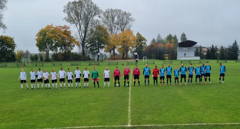 Klasa okręgowa. Festiwal czerwonych kartek w meczu w Justynowie