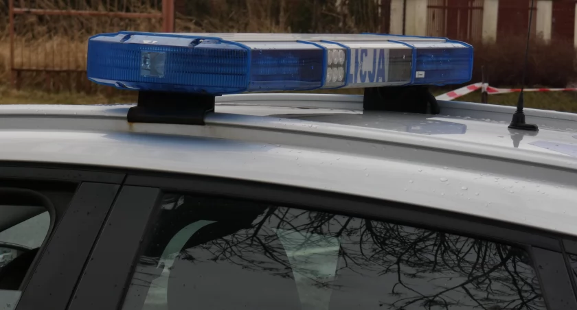 Wypadek w miejscowości Łowicz w gminie Kobiele Wielkie. Pijany kierowca BMW wjechał do rowu