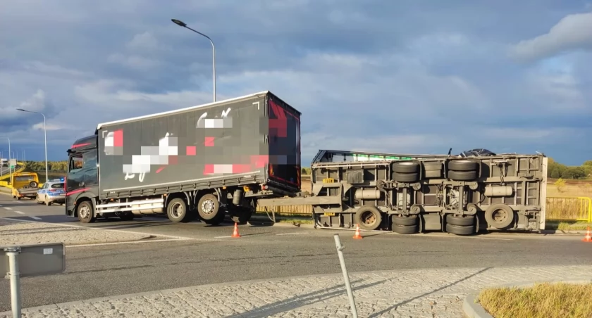 Węzeł autostrady A1 w Kamieńsku. 46-letni kierowca ciężarówki zbyt szybko wjechał na rondo. Przyczepa się przechyliła i przewróciła na bok