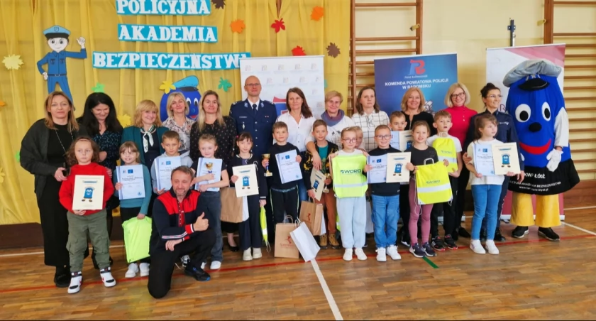 Policyjna Akademia Bezpieczeństwa. W zawodach rozegranych w PSP nr 5 zwyciężyli uczniowie PSP nr 6