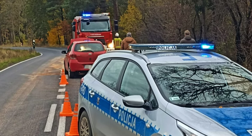 Droga Krajowa nr 42. Zderzenie toyoty i mazdy w Kodrębie. Do szpitala odwieziono dwie kobiety