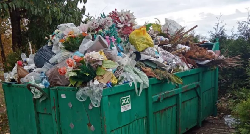 Czytelnik: Drogowców co roku zaskakuje zima, a na cmentarzu śmieci przed 1 listopada