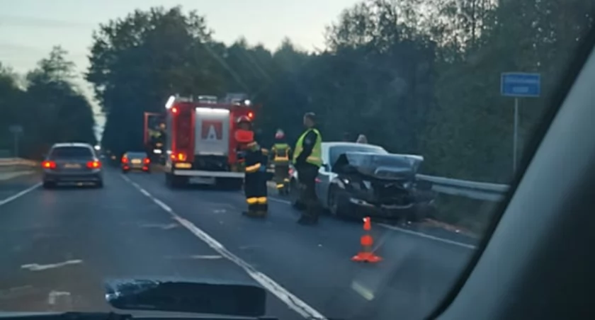 Karkoszki w gminie Gomunice. Zderzenie dwóch samochodów na drodze krajowej nr 91