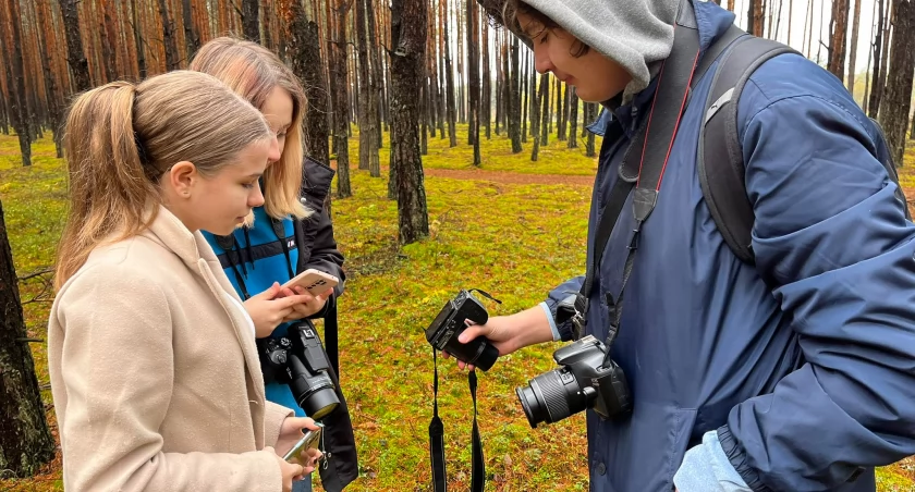 Odrywanie kolorów jesienie na plenerze z fundacją foto Pozytyw w przedborskim parku krajobrazowym