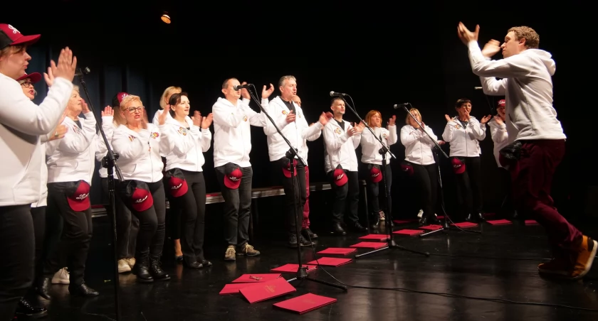 XIV Spotkania Chóralne w Miejskim Domu Kultury. Publiczność śpiewała razem z chórzystami